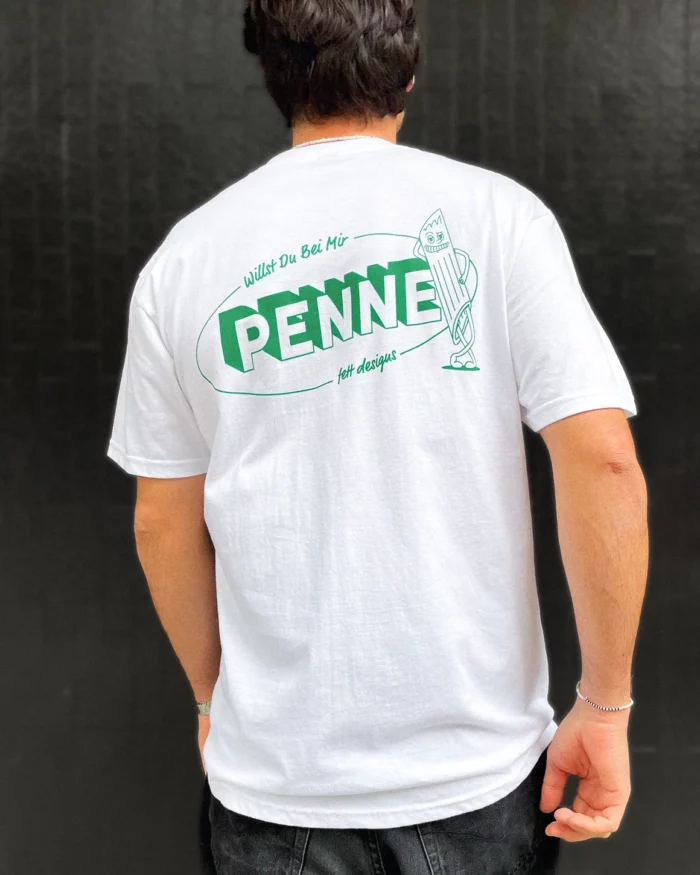 Das T Shirt von hinten mit dem Spruch "Willst du bei mir Penne", Schriftzug in grün.