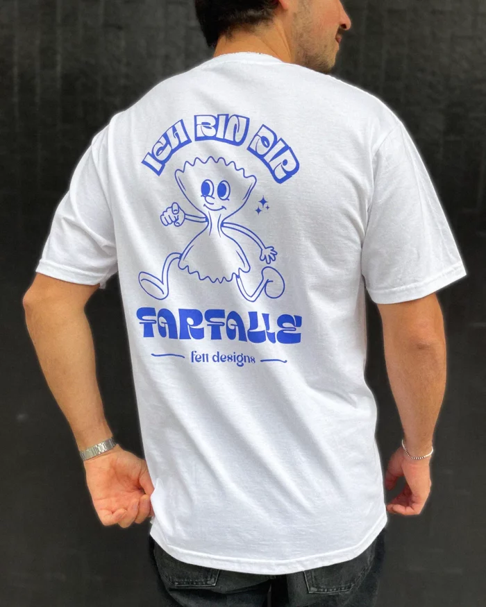 Das Shirt "Ich bin dir Farfalle" mit der von fett Designs illustrierten Nudel, die glücklich tanzt.