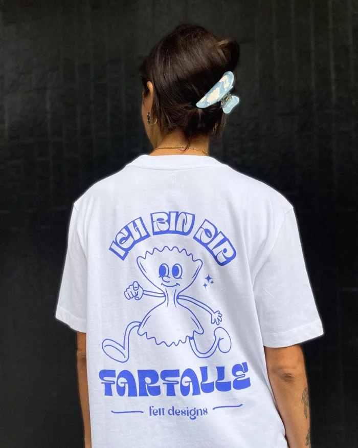 Das Shirt "Ich bin dir Farfalle" mit der von fett Designs illustrierten Nudel, die glücklich tanzt.