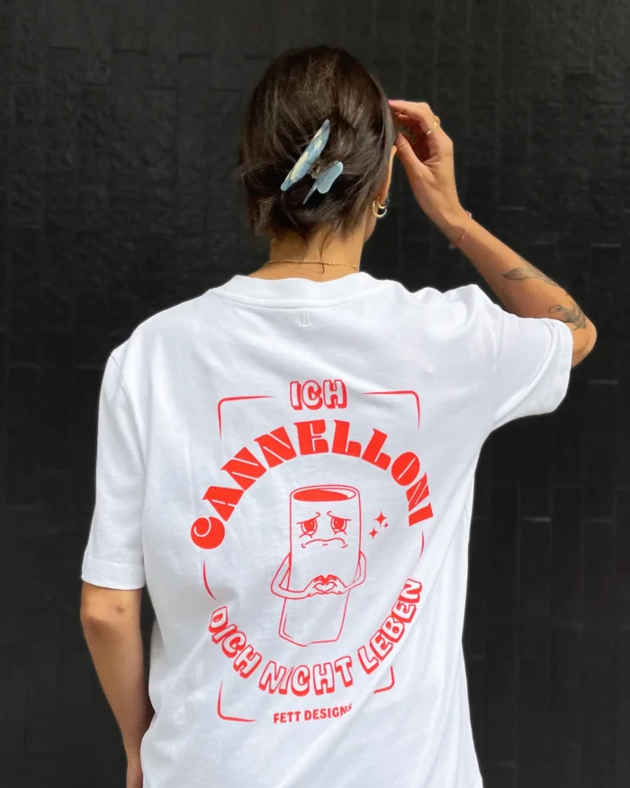 Ein Foto von einer Frau mit dem weißen, bedruckten T-Shirt "Cannelloni" von hinten aus der Pasta Kollektion