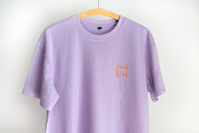 Oversized Shirt "Seid lieb" - Flieder – Bild 3